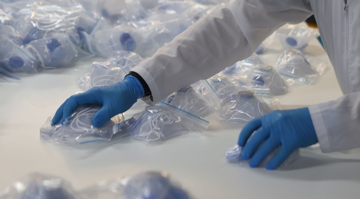 Empresa de suelas para zapatos fabrica tapabocas por coronavirus en Colombia