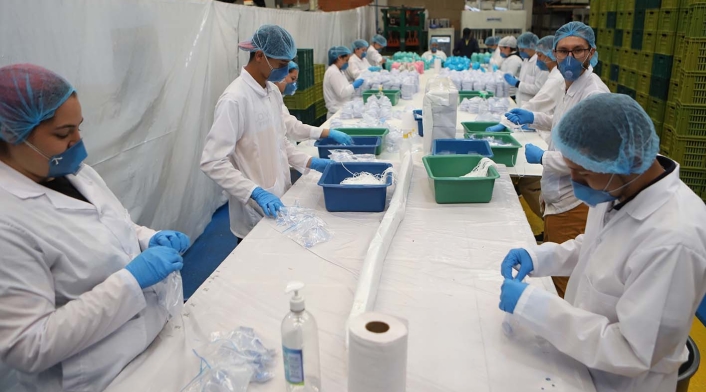 Empresa de suelas para zapatos fabrica tapabocas por coronavirus en Colombia
