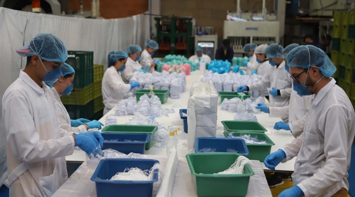 Empresa de suelas para zapatos fabrica tapabocas por coronavirus en Colombia