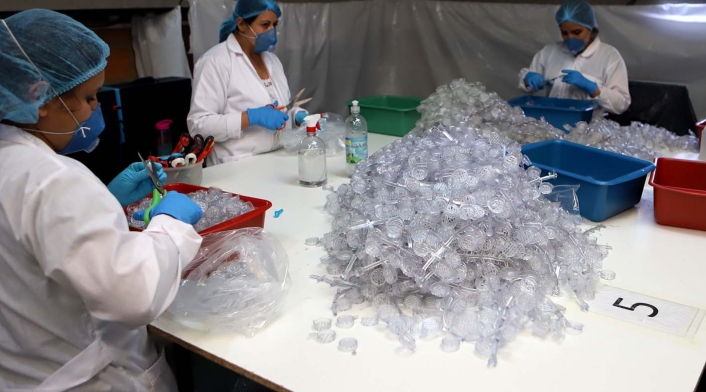 Empresa de suelas para zapatos fabrica tapabocas por coronavirus en Colombia