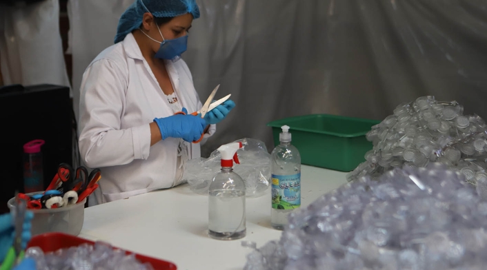 Empresa de suelas para zapatos fabrica tapabocas por coronavirus en Colombia