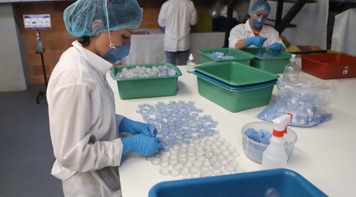 Empresa de suelas para zapatos fabrica tapabocas por coronavirus en Colombia