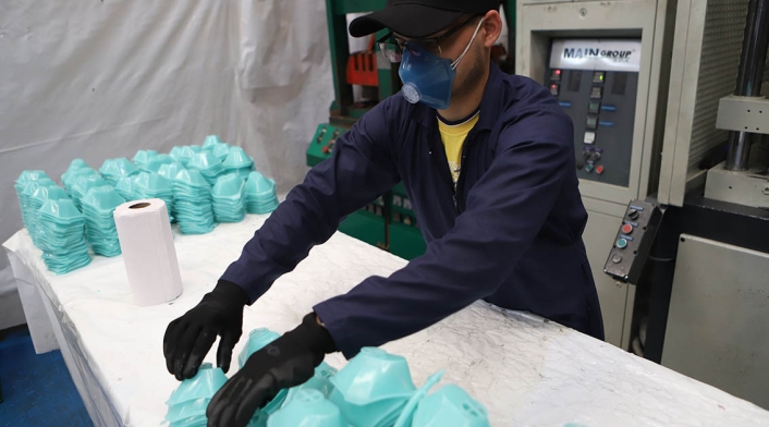 Empresa de suelas para zapatos fabrica tapabocas por coronavirus en Colombia