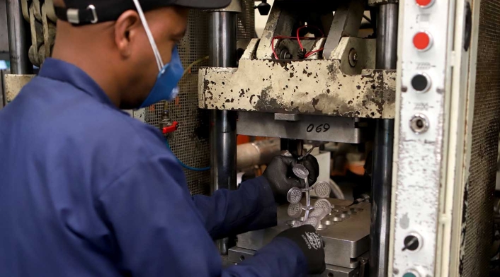Empresa de suelas para zapatos fabrica tapabocas por coronavirus en Colombia