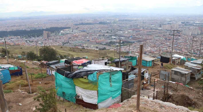 Invasores de Altos de la Estancia se enfrentan a Esmad