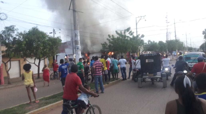 curiosos se agolparon en frente de la ferretería.