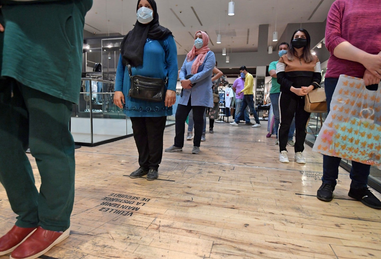 Coronavirus en Túnez / Distanciamiento para ingreso a tienda de ropa