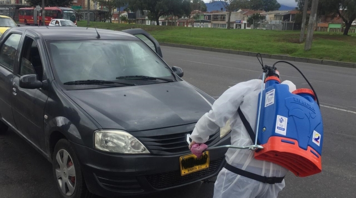Desinfección de vehículos en medio de la cuarentena, en Bogotá.