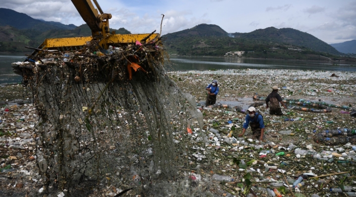 Lago de Guatemala inundado por basura