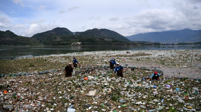 Lago de Guatemala inundado por basura