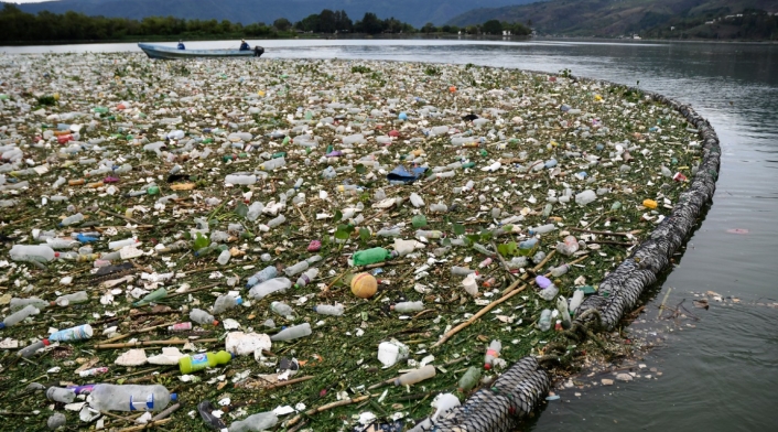 Lago de Guatemala inundado por basura