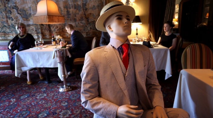 Maniquíes en restaurante