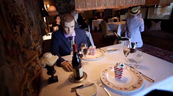 Maniquíes en restaurante