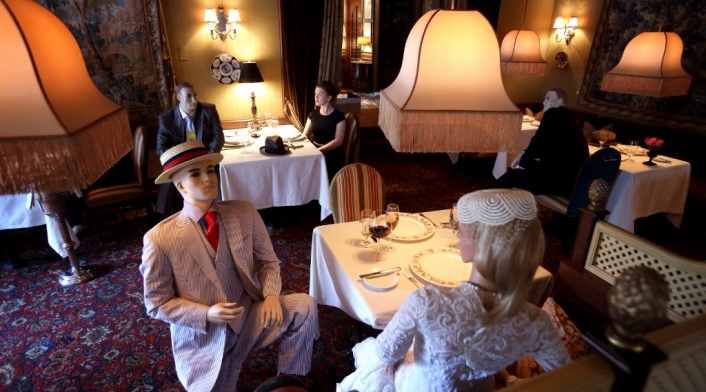 Maniquíes en restaurante