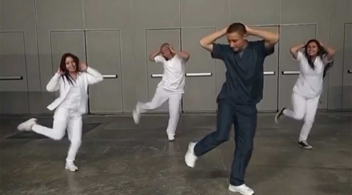 Profesionales de salud despedidos por grabarse para Tik Tok en el trabajo