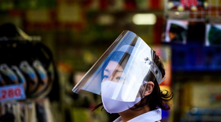 Mujer usa una máscara en Tokio 24 de mayo de 2020
