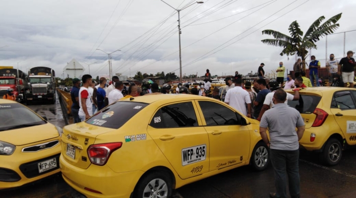 Conductores de taxis bloquean vía en Buenaventura en protesta a decreto