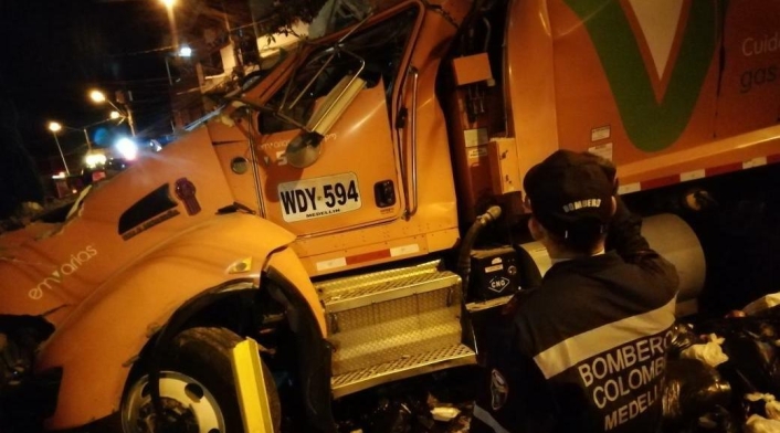 Colisión de un carro recolector de basuras.