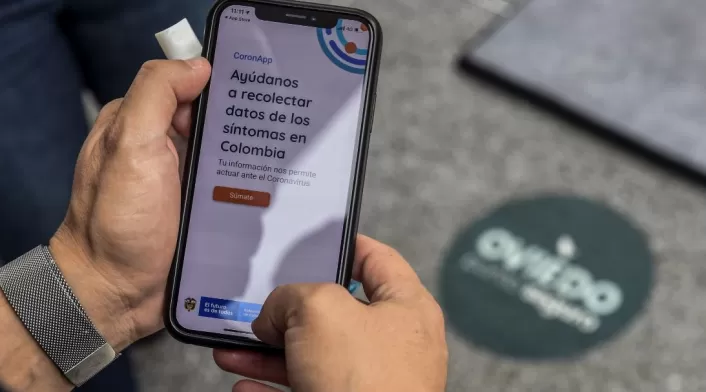 Un hombre usa la aplicación Coronapp utilizada en Colombia, durante la pandemia.