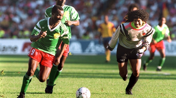 Roger Milla y René Higuita - Mundial Italia 1990