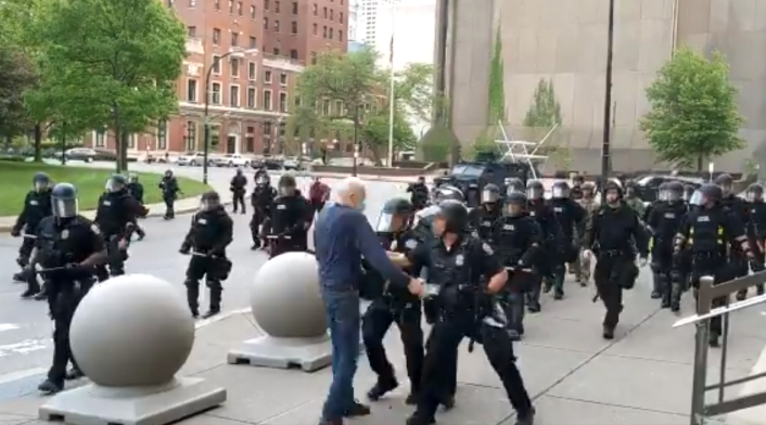 Policías empujan a un hombre de 75 años en Buffalo, EE.UU.