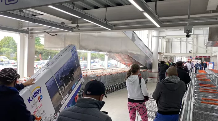 Día sin IVA: largas filas en establecimientos