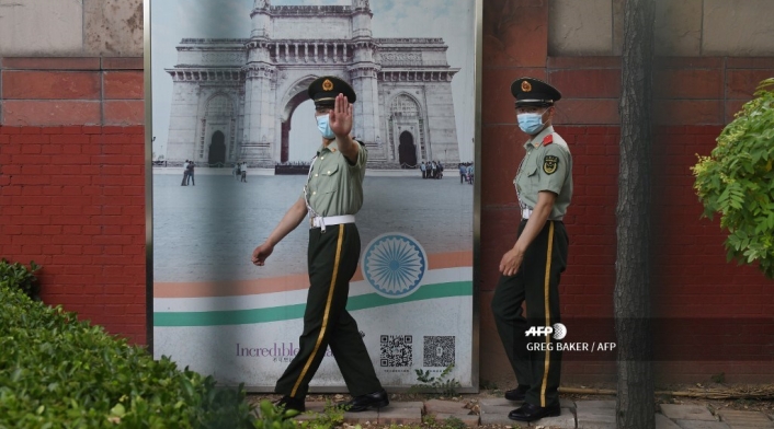 Dos oficiales chinos fuera de la embajada de India en Pekín Dos oficiales chinos fuera de la embajada de India en Pekín