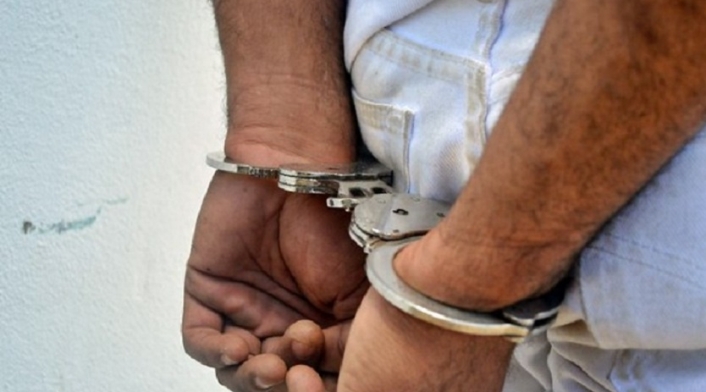 Esposado / detenido