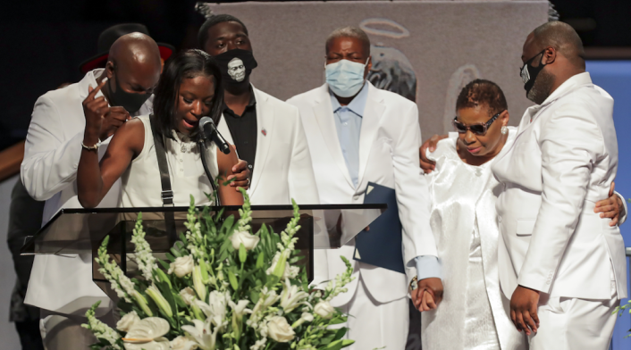 Familia de George Floyd en su funeral en Houston