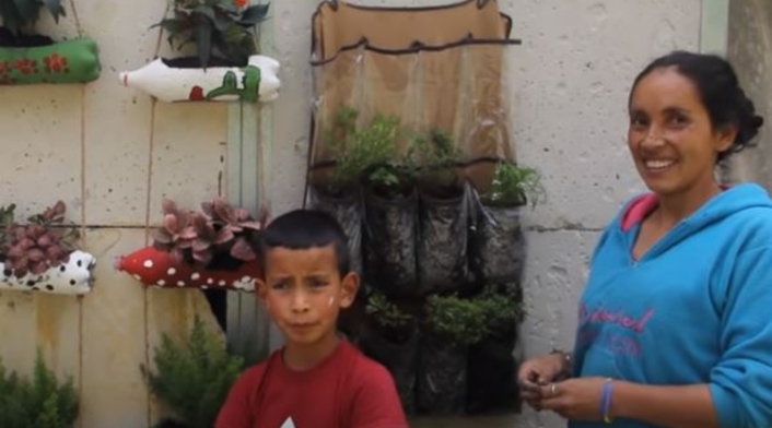 Familia youtuber enseña a sembrar huerto en la casa.