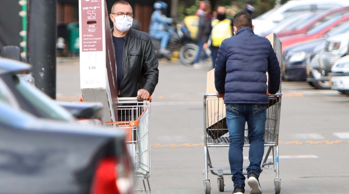 Día sin IVA: largas filas en establecimientos