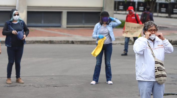 Maestros protestaron en las afueras del Ministerio de Educación.