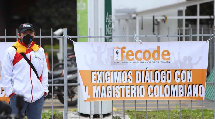 Maestros protestaron en las afueras del Ministerio de Educación.