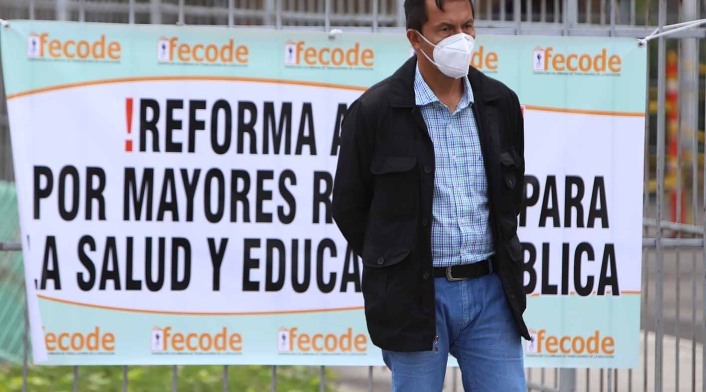 Maestros protestaron en las afueras del Ministerio de Educación.