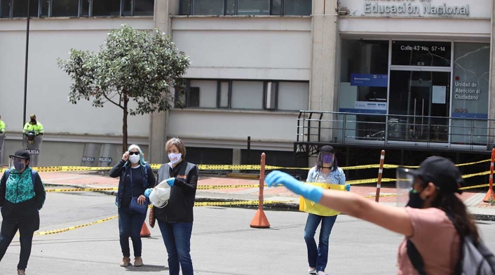 Maestros protestaron en las afueras del Ministerio de Educación.