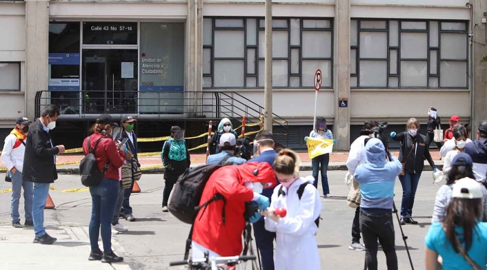 Maestros protestaron en las afueras del Ministerio de Educación.
