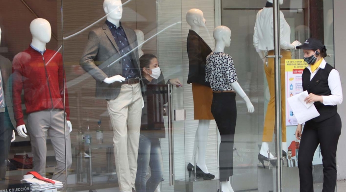 Ciudadanos comenzaron a llegar nuevamente a los centros comerciales, que reabren sus puertas.