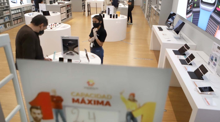 Ciudadanos comenzaron a llegar nuevamente a los centros comerciales, que reabren sus puertas.