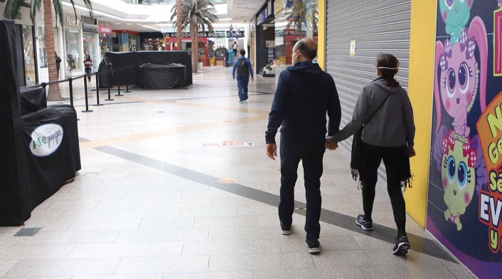 Ciudadanos comenzaron a llegar nuevamente a los centros comerciales, que reabren sus puertas.