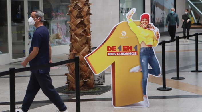 Ciudadanos comenzaron a llegar nuevamente a los centros comerciales, que reabren sus puertas.