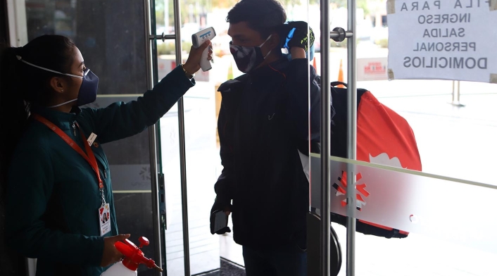 Ciudadanos comenzaron a llegar nuevamente a los centros comerciales, que reabren sus puertas.
