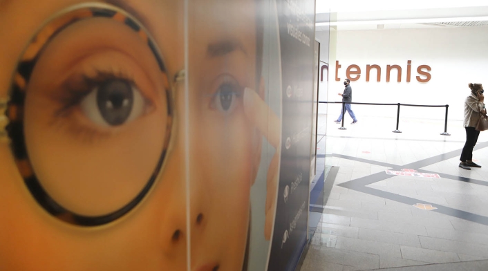 Ciudadanos comenzaron a llegar nuevamente a los centros comerciales, que reabren sus puertas.