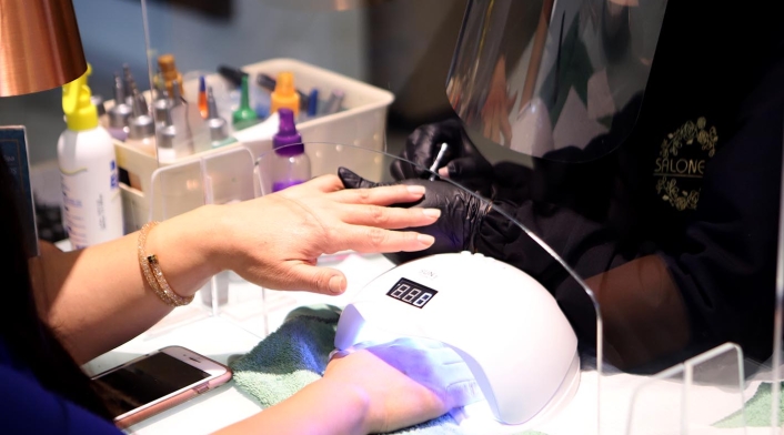 Salones de belleza y peluquerías reabren sus puertas, luego de tres meses de cuarentena.