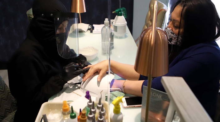 Salones de belleza y peluquerías reabren sus puertas, luego de tres meses de cuarentena.