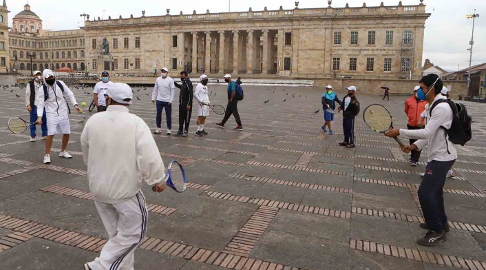 Entrenadores de tenis protestaron en la Plaza de Bolívar pidiendo que se reactive este deporte.