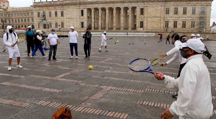 Entrenadores de tenis protestaron en la Plaza de Bolívar pidiendo que se reactive este deporte.