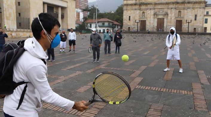 Entrenadores de tenis protestaron en la Plaza de Bolpivar pidiendo que se reactive este deporte.
