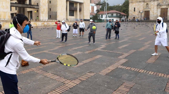 Entrenadores de tenis protestaron en la Plaza de Bolívar pidiendo que se reactive este deporte.