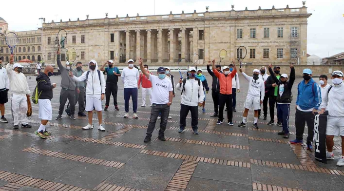 Entrenadores de tenis protestaron en la Plaza de Bolívar pidiendo que se reactive este deporte.