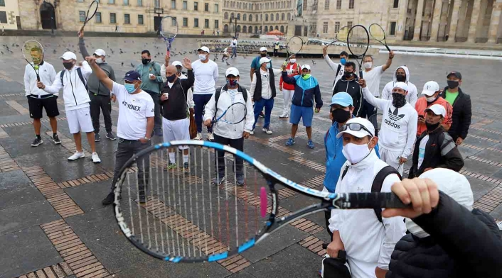 Entrenadores de tenis protestaron en la Plaza de Bolívar pidiendo que se reactive este deporte.